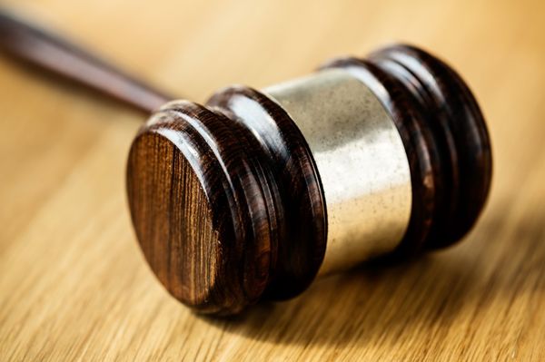 Elfogadták a bíráknak és ügyészeknek kedvező különnyugdíjtörvényt