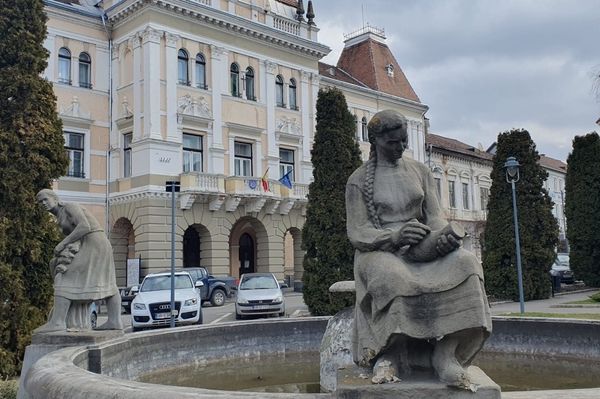 Ismered a főtéri szökőkút Bokályfestő lányának atyját?