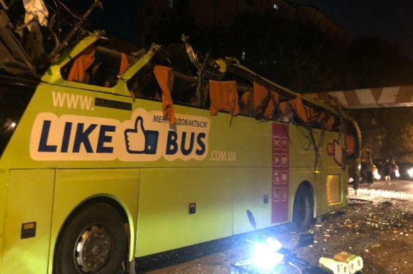 Nem fért át a magasságkorlátozó alatt a busz, nyolcan megsérültek