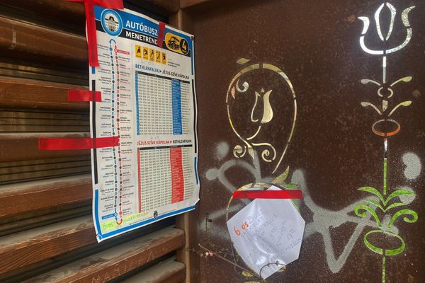 Ki hagyott szerelmes levelet a buszmegállóban?