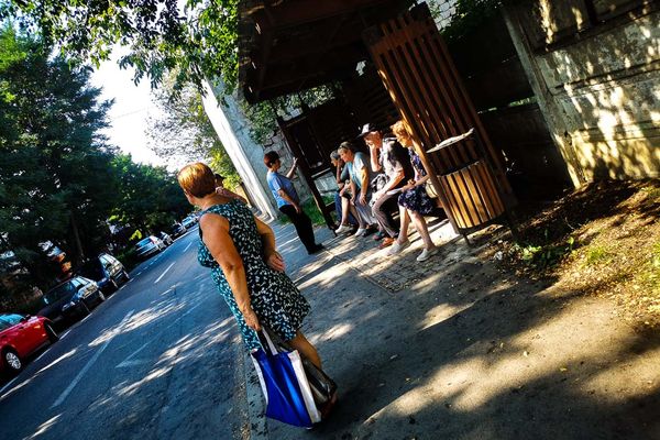 A nap hősei: a negyvenes buszra váró Bethlen negyedi nénik!