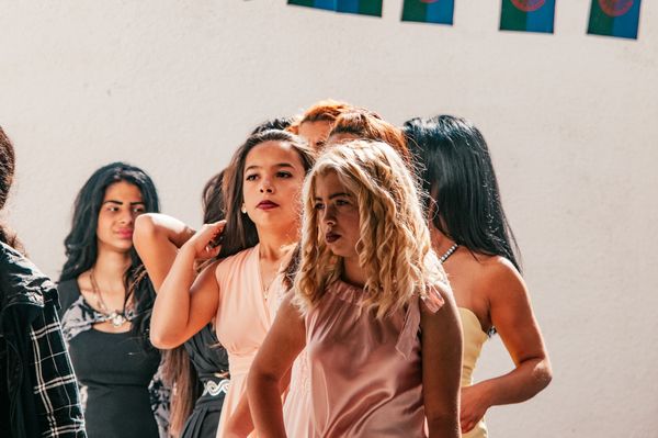 Estélyi ruhában táncoltak fényes nappal a Szejkén