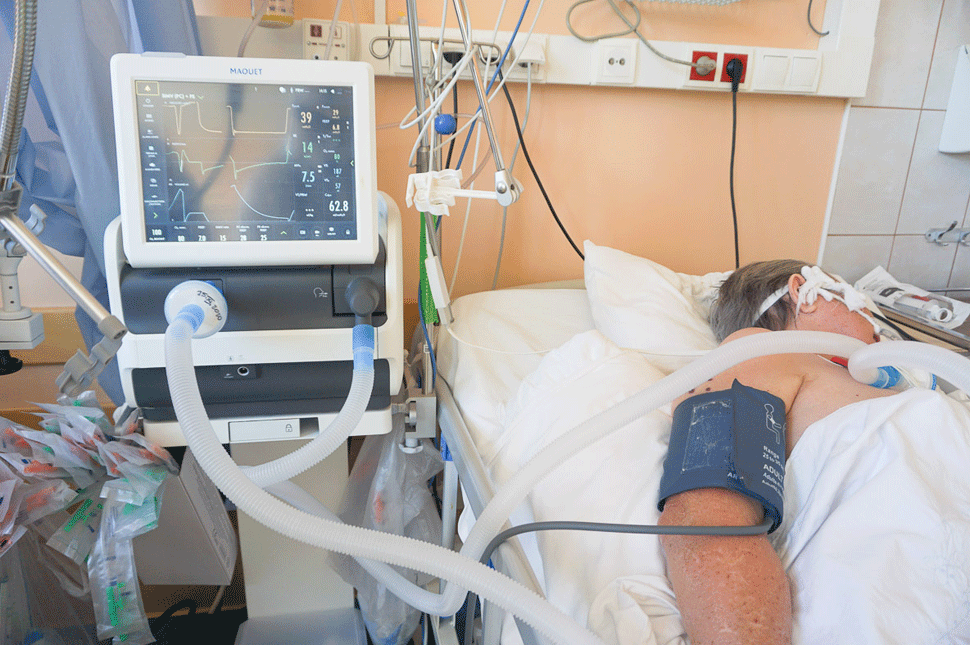 Öten szorulnak lélegeztetőgépre a kórházban