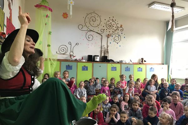 Udvarhelyen a lábbábos mesemondó