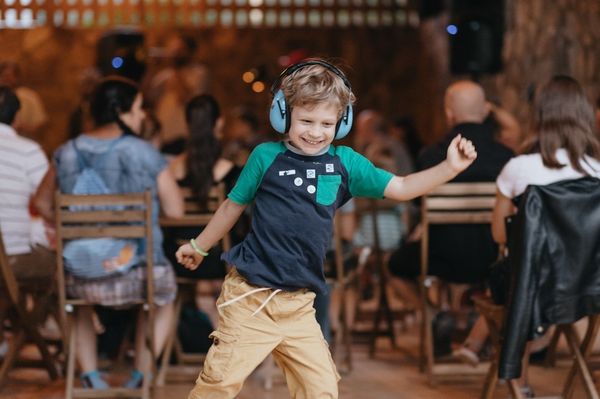 Az Anna and the Barbies Csíkszeredában