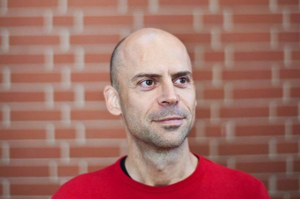 A férfi, aki rózsákba mártja a fájdalmát