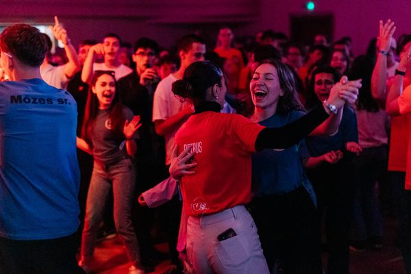 Ujjongás, rap és szendvicstorta