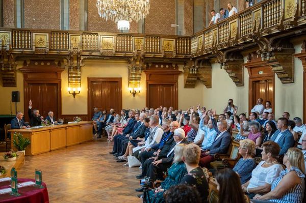 Élőben a díszpolgári cím és a Pro Urbe-díjak átadásáról