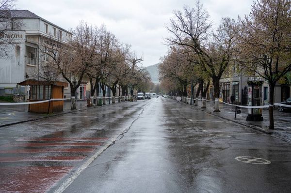 Kihalt város, élő város