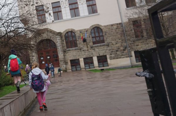 Ki mehet iskolába, óvodába, ki marad otthon?