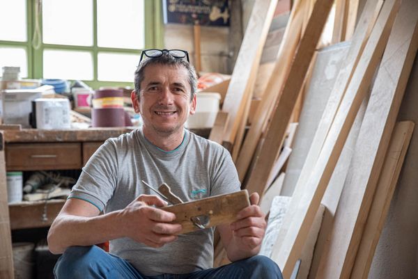 A gyalupad végén ülő asztalos