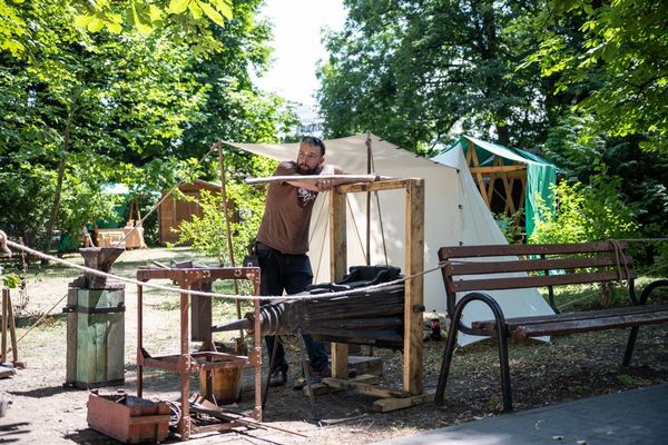 KelleMES támasz: készülődnek már a kovácsok a parkban