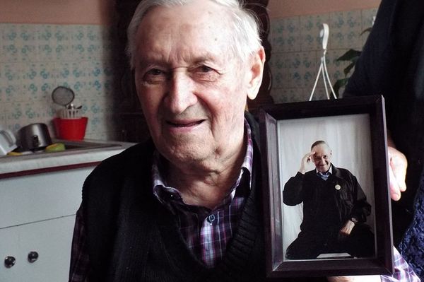 Puskával őrizték, hogy ne tudják a kutyák megharapni