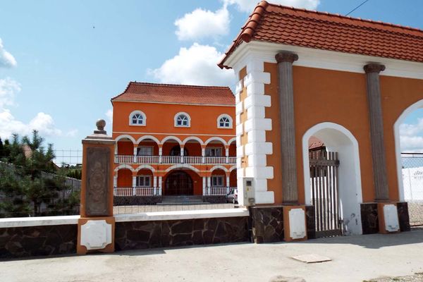 Behozták a palotát a faluba