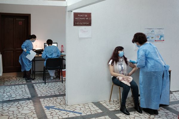 Kétmillió személy már megkapta az első adagot