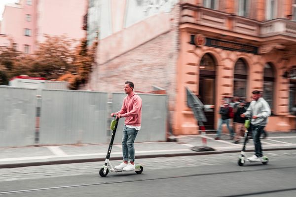 Elektromos rolleresek, figyelem!