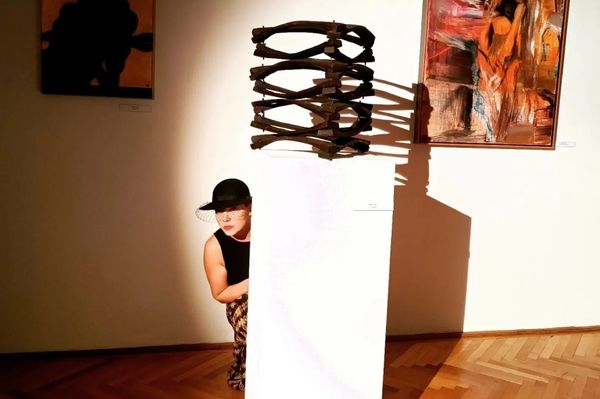 Szobrokat írnak meg, festményeket játszanak el