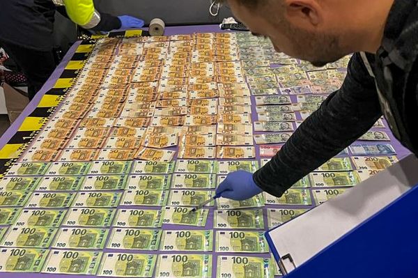 Rengeteg pénzt, egy luxusautót és fegyvert is találtak az uzsorásoknál