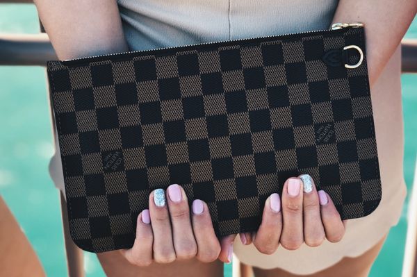 Bácsi lopott a fiatal lánytól