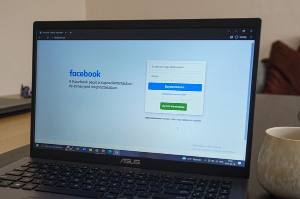 Szexinek nevez, segítséget kér, majd megfertőz