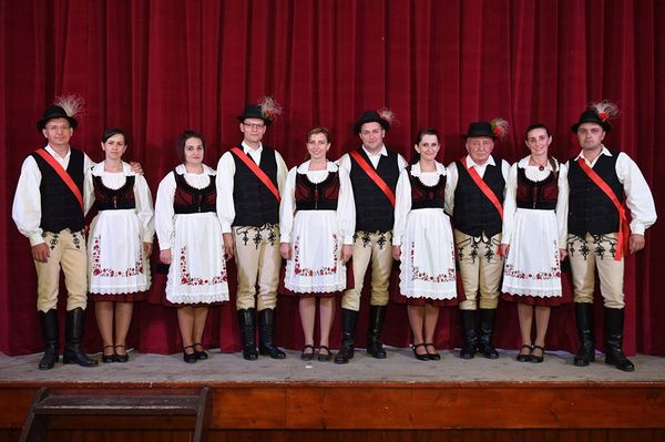 Házasok bálja népviseletben