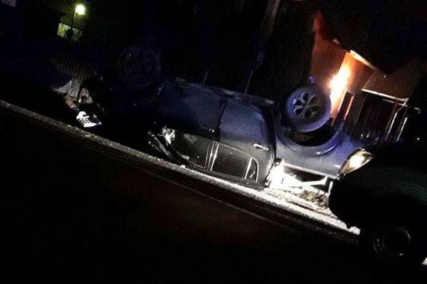 Felborult autójával, egy villanyoszlop állította meg