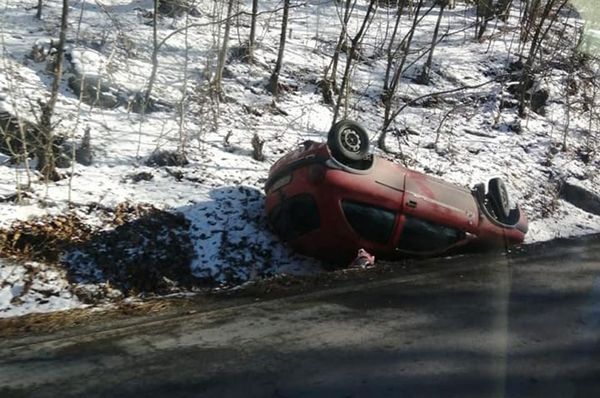 Négyen megsérültek a felborult autóban