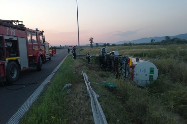 Tejben fürdik a dél-erdélyi autópálya