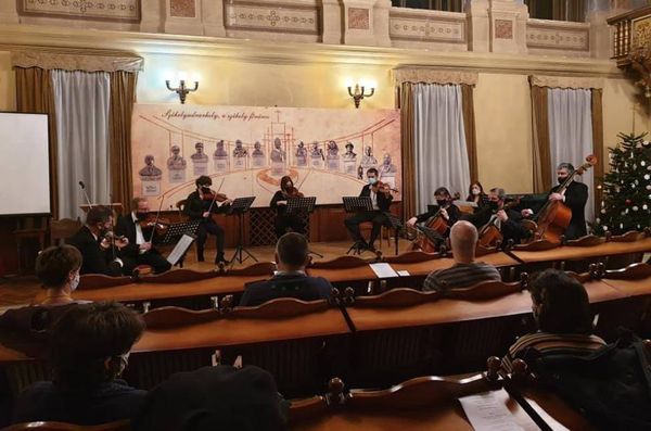 Pénteken hallgatni arany! (frissítve)