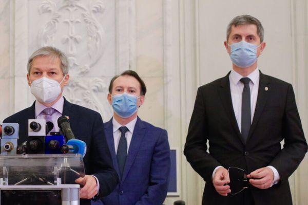Buktatná a kormányfőt az USR-Plus, mert kirúgta a miniszterét (frissítve)
