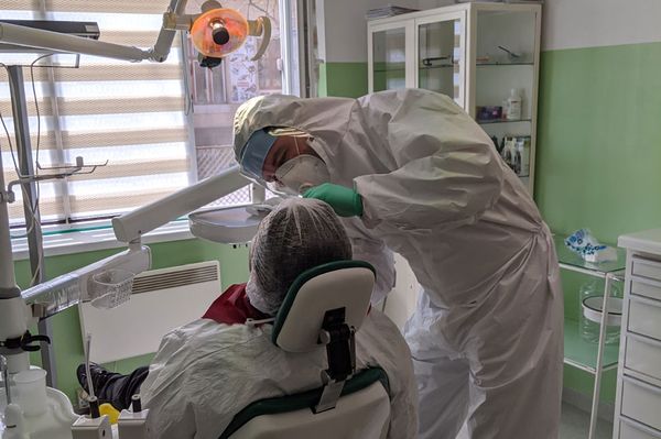 A kő marad, de jelentkezz, ha fáj a fogad!