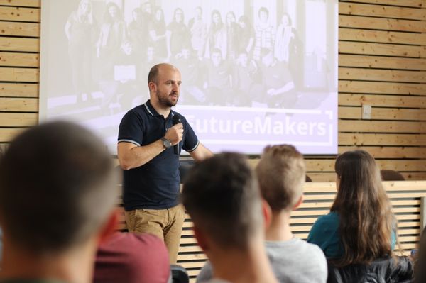 Kísértésbe viszik a középiskolásokat