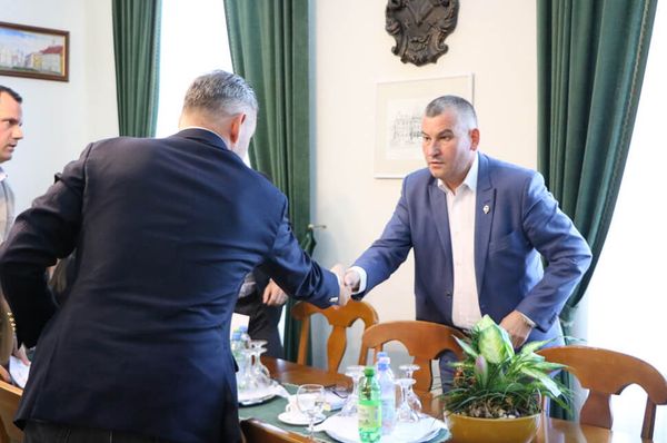 Segítséget ígérnek, és a Szabad Emberekre mutatnak