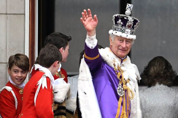 A román kormányfő várja az angol királyt