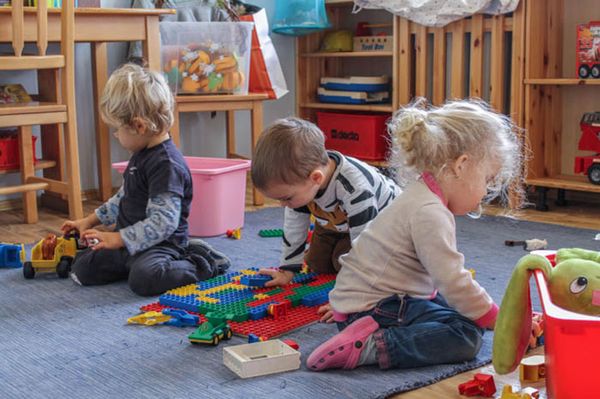 Fizetett szabadság jár a szülőknek, ha bezárnak az iskolák