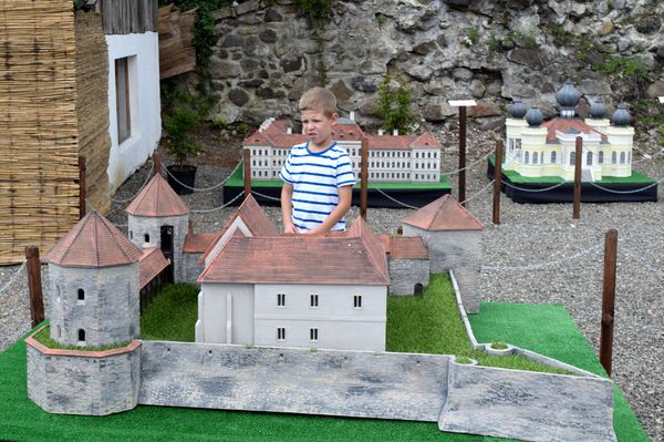 Beveszik a várat a gyermekek