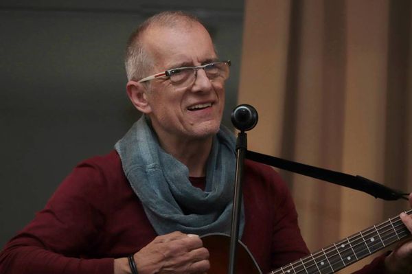 Huzella Péter zenél a látássérültekért