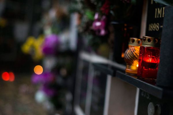 Visznek gyertyát meg virágot, meg mindent, amit ilyenkor szokás