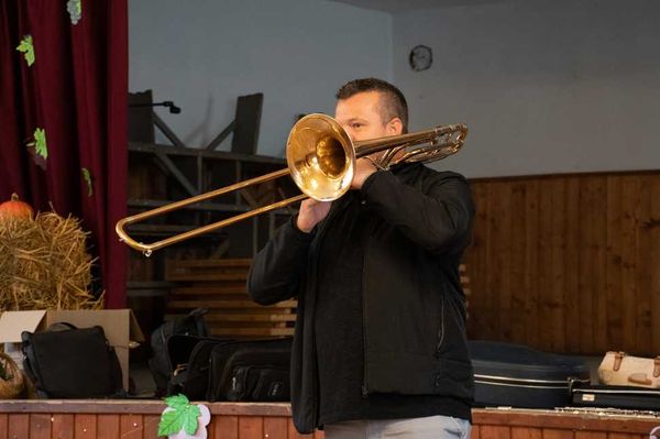 Hangszerektől hangos, fényképektől színes lesz a bögözi kultúrház