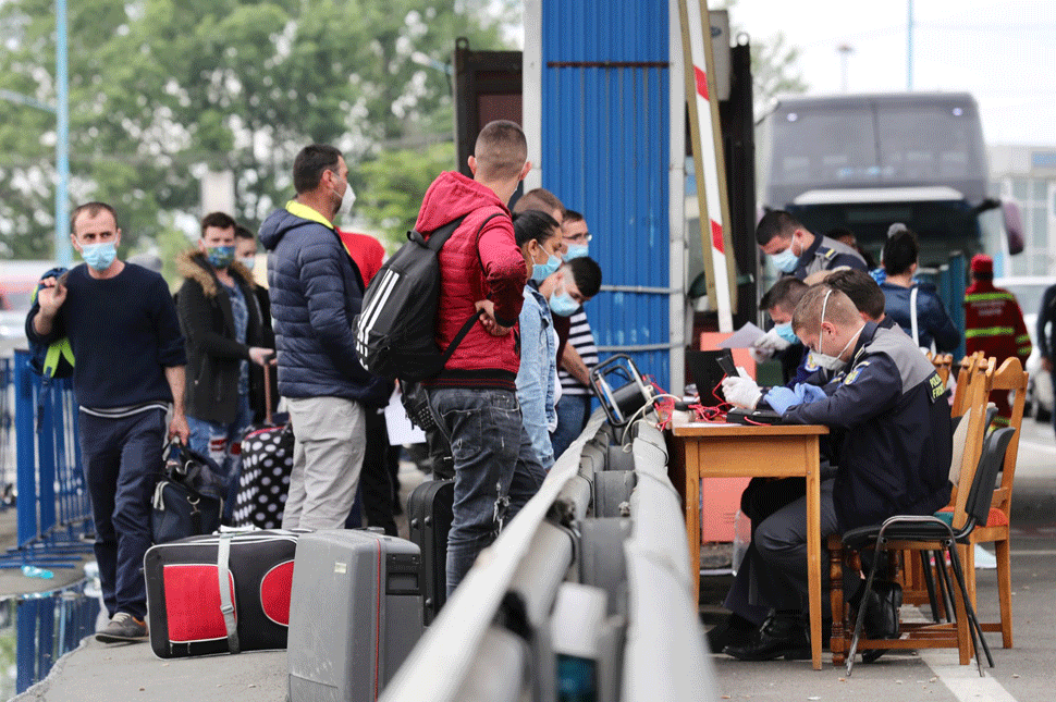 Már a határnál oltanák az országba érkezőket