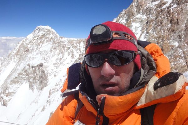 Ő az első román alpinista, aki megmászta a Kancsendzöngát