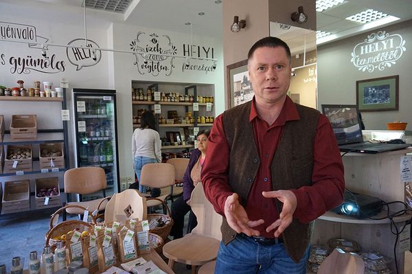 Füvesember és kenőasszony a városban