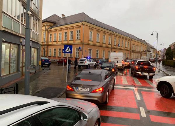 Lezárták a Tompa László utcát a bíróság felől