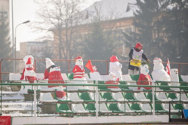 Kisétált a stadionból egy hóember
