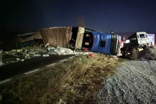 Személyautó borította fel a kamiont