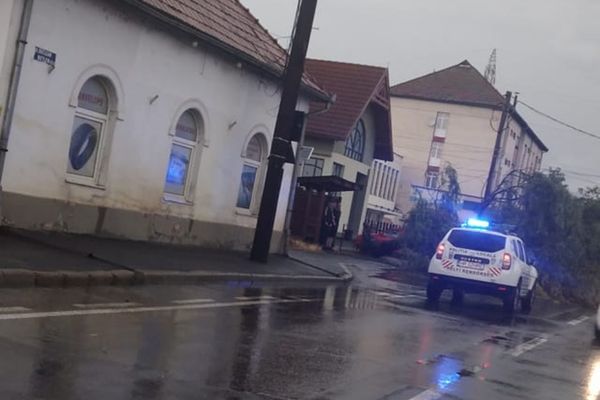 Fákat csavart ki, házakat gyújtott meg a vihar (frissítve)