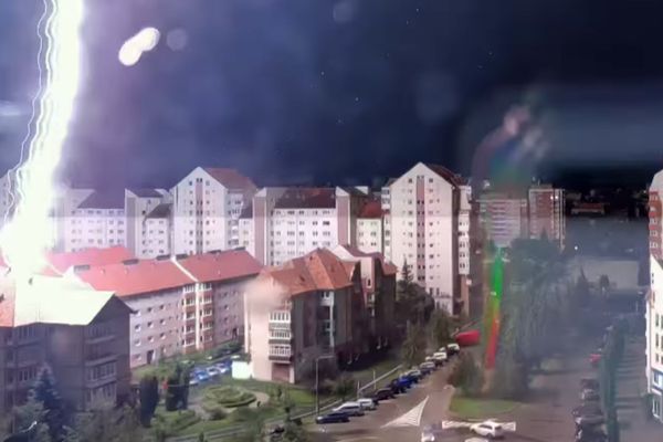 Tömbházba csapott a villám Csíkszeredában (videó)