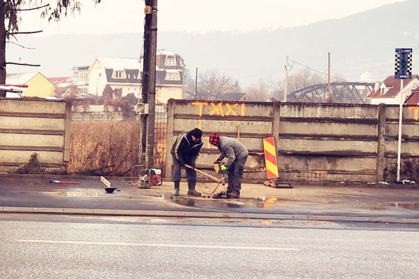 Alig lett meg, máris törik fel a friss aszfaltot