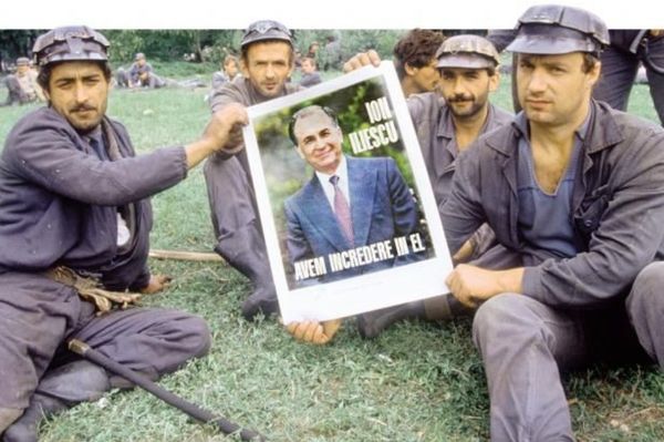 Megint előveszik Iliescut a bányászjárás miatt