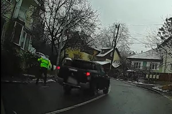 Szabadlábon a helyi rendőr „sofőrje”